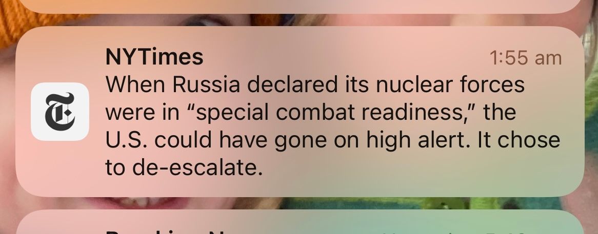 A push notification from the New York Times contextualising Russia’s nuclear threat. 